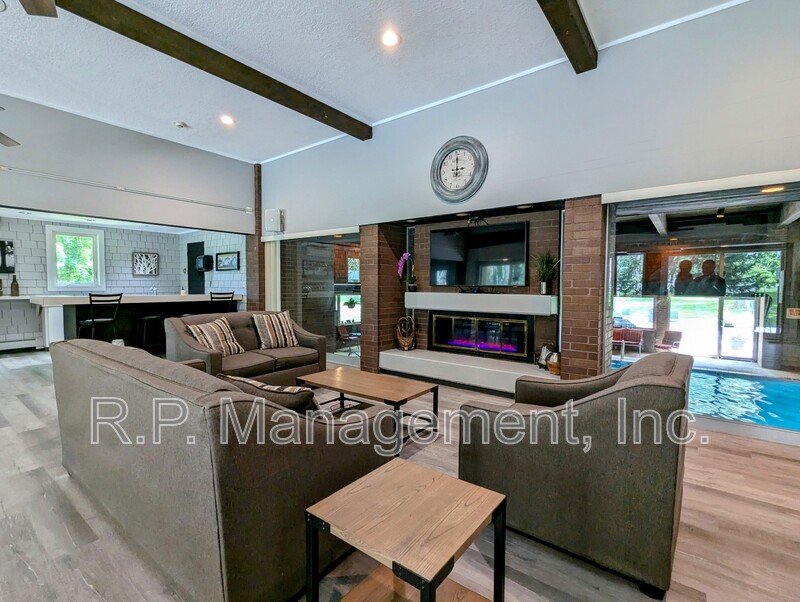 Newly updated 2bdrm 1bath condo with great amenities!  9/1 property image