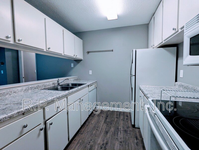 Newly updated 2bdrm 1bath condo with great amenities!  9/1 property image