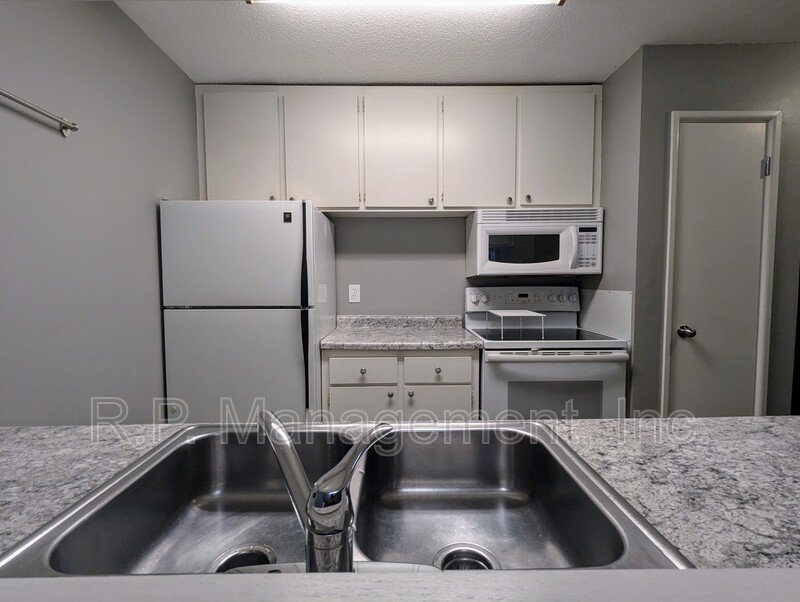 Newly updated 2bdrm 1bath condo with great amenities!  9/1 property image