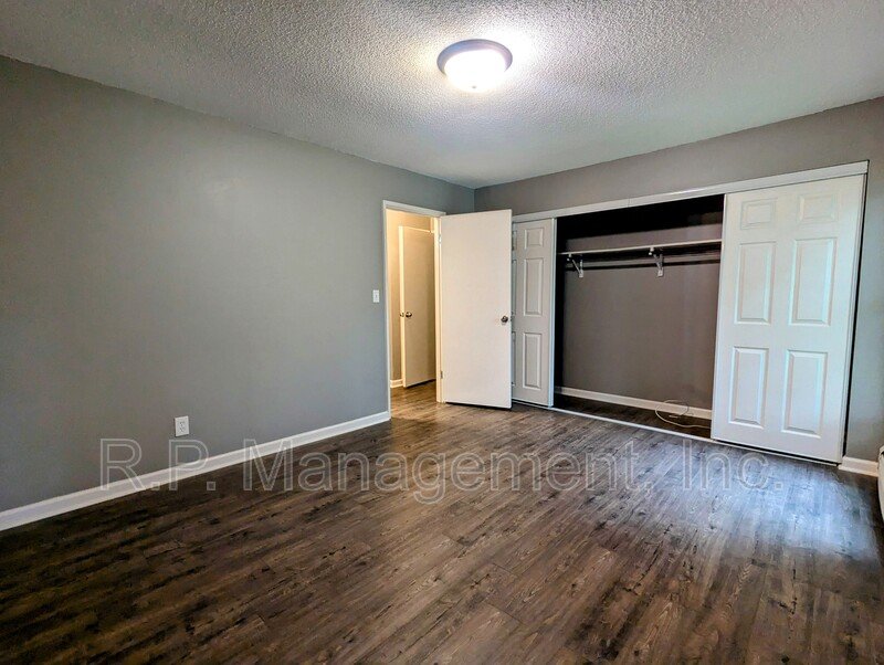 Newly updated 2bdrm 1bath condo with great amenities!  9/1 property image