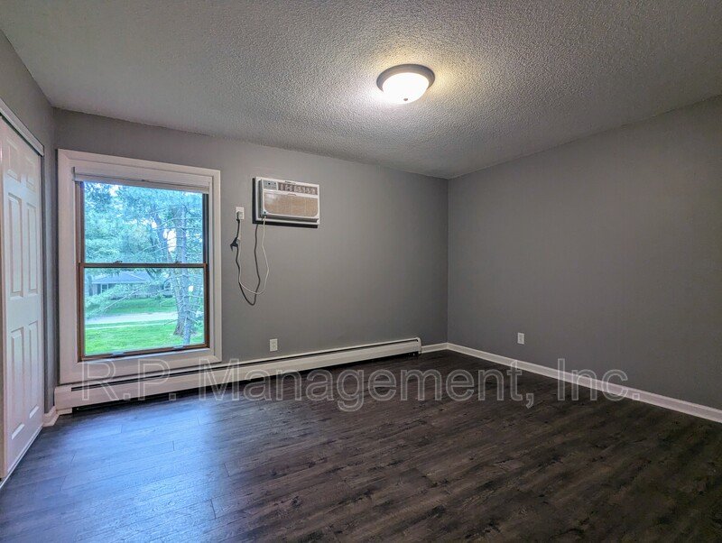 Newly updated 2bdrm 1bath condo with great amenities!  9/1 property image