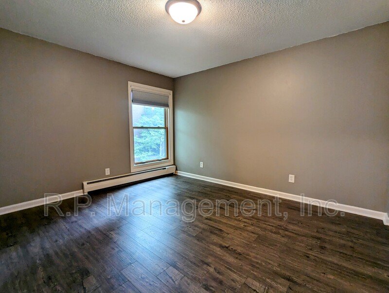 Newly updated 2bdrm 1bath condo with great amenities!  9/1 property image