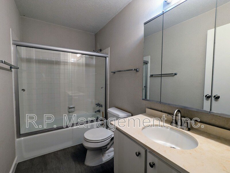 Newly updated 2bdrm 1bath condo with great amenities!  9/1 property image