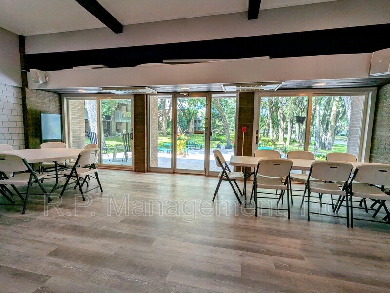 Newly updated 2bdrm 1bath condo with great amenities!  9/1 property image