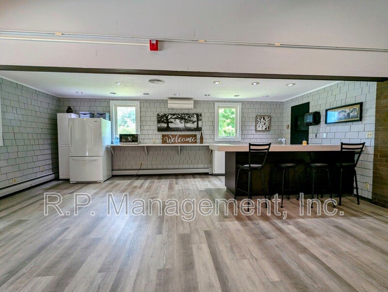 Newly updated 2bdrm 1bath condo with great amenities!  9/1 property image