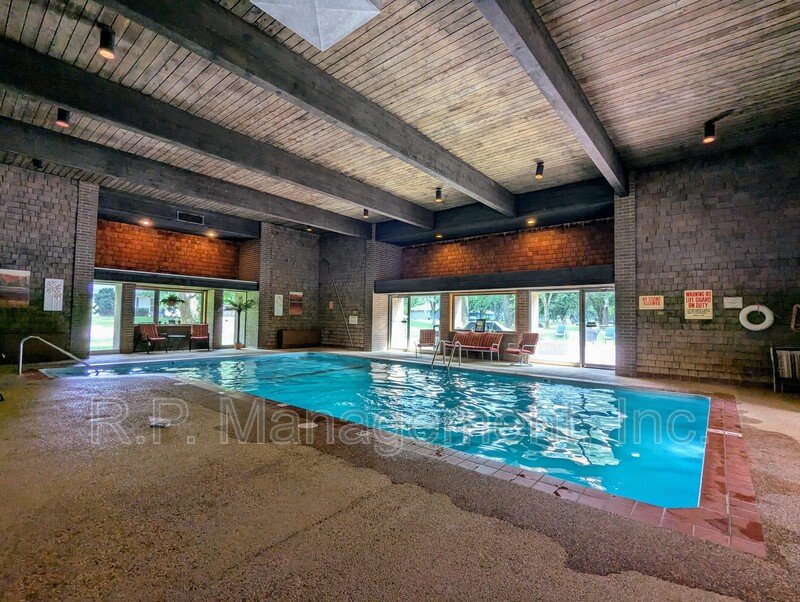 Newly updated 2bdrm 1bath condo with great amenities!  9/1 property image