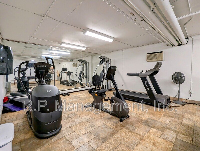 Newly updated 2bdrm 1bath condo with great amenities!  9/1 property image
