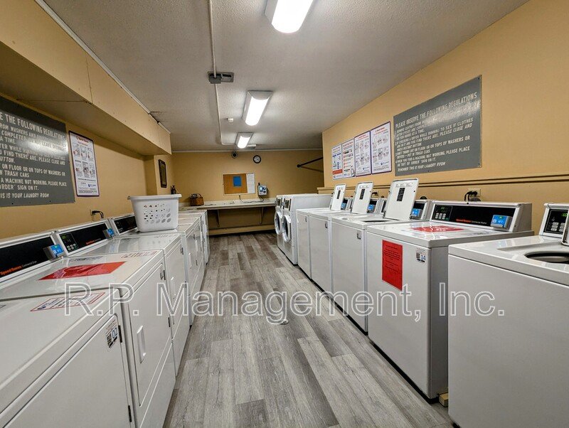 Newly updated 2bdrm 1bath condo with great amenities!  9/1 property image