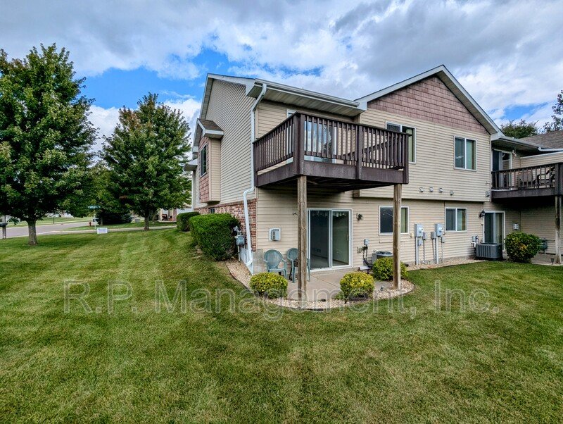 Updated large end unit 2bdrm 2bath split level townhome property image