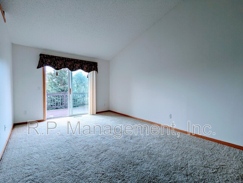 Updated large end unit 2bdrm 2bath split level townhome property image