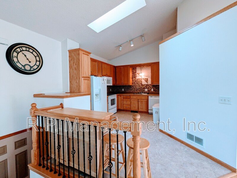 Updated large end unit 2bdrm 2bath split level townhome property image