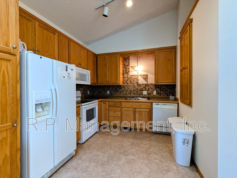 Updated large end unit 2bdrm 2bath split level townhome property image