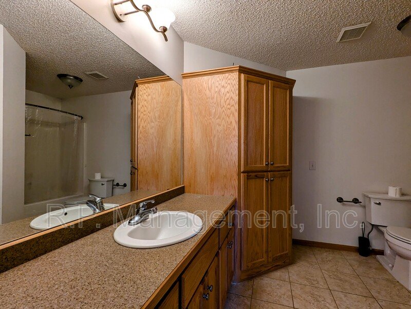 Updated large end unit 2bdrm 2bath split level townhome property image