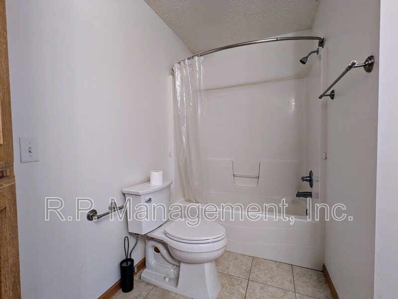 Updated large end unit 2bdrm 2bath split level townhome property image