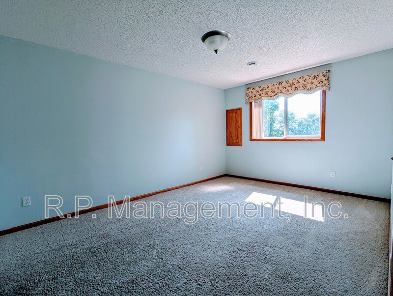 Updated large end unit 2bdrm 2bath split level townhome property image