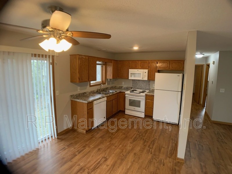 4 Bedroom home in Cottage Grove.  Available 7/1 property image