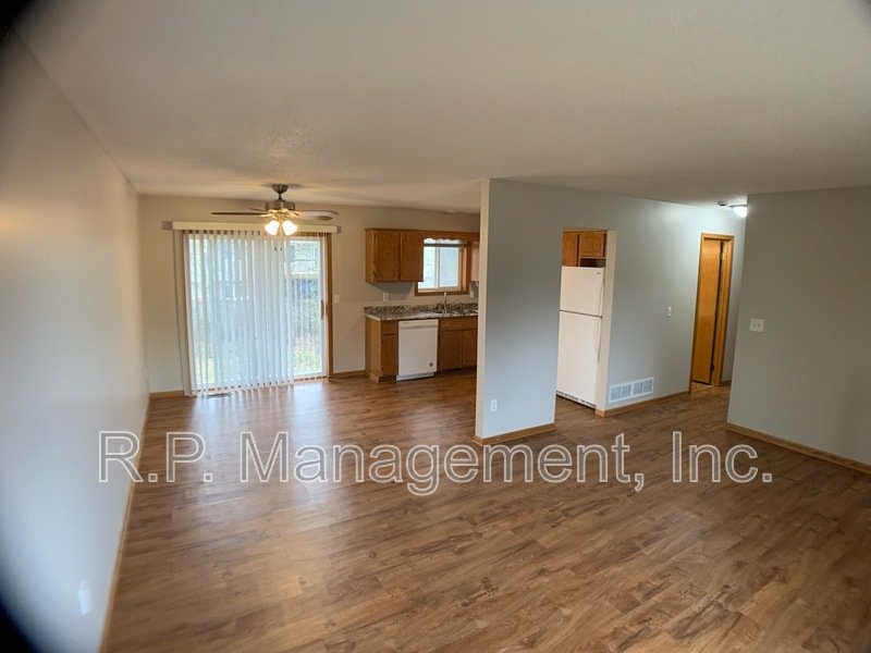 4 Bedroom home in Cottage Grove.  Available 7/1 property image