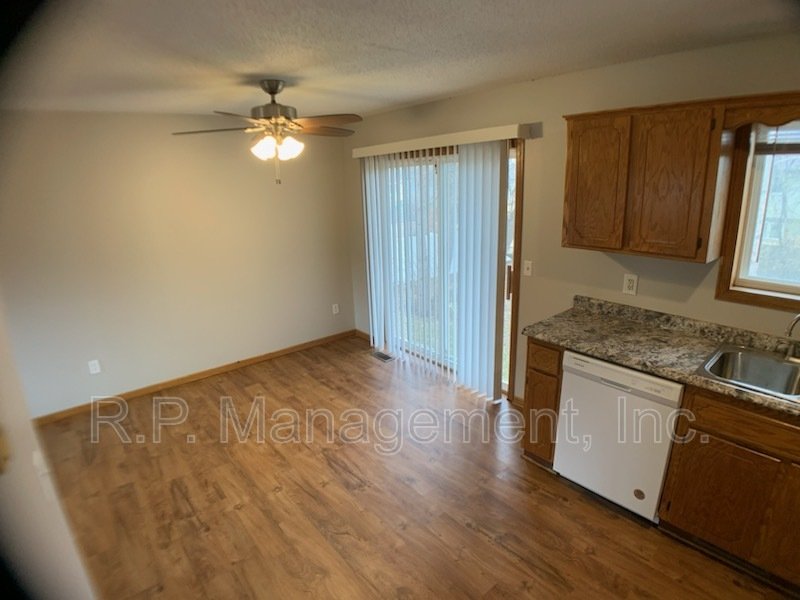 4 Bedroom home in Cottage Grove.  Available 7/1 property image