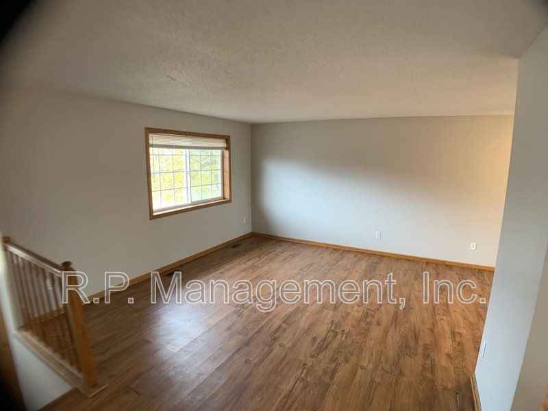 4 Bedroom home in Cottage Grove.  Available 7/1 property image