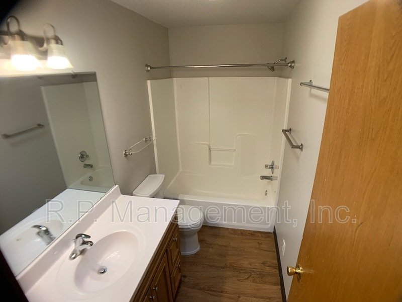4 Bedroom home in Cottage Grove.  Available 7/1 property image