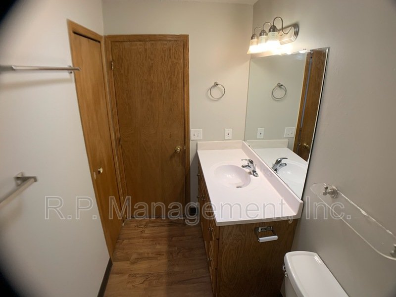 4 Bedroom home in Cottage Grove.  Available 7/1 property image
