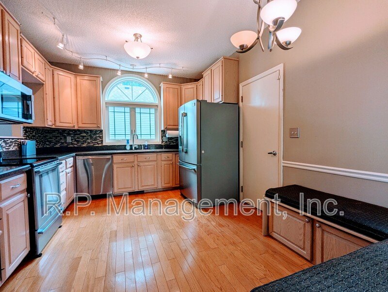 Beautiful 3bdrm 2bath multi level home on a culdesac property image