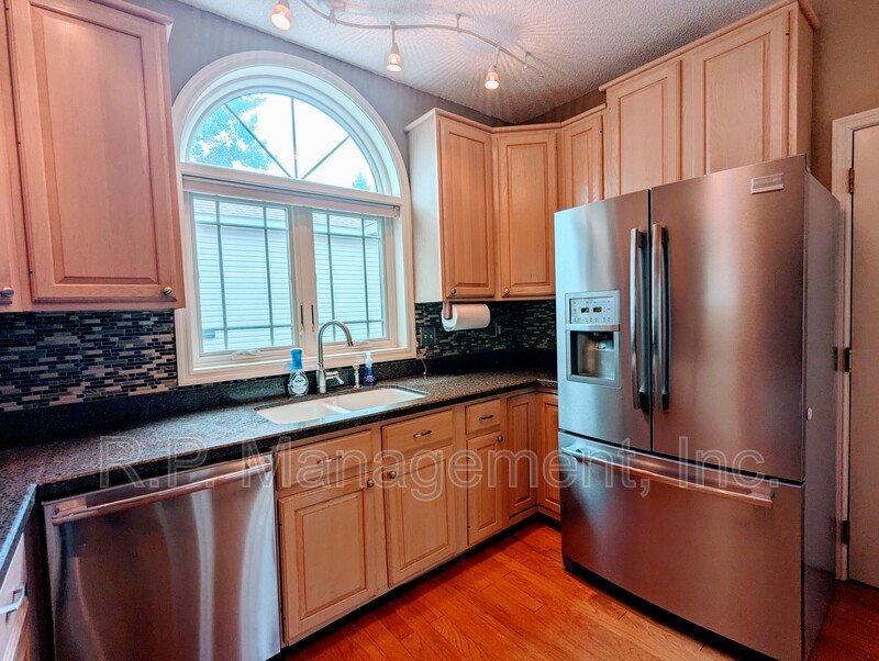 Beautiful 3bdrm 2bath multi level home on a culdesac property image