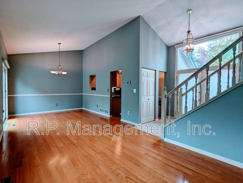 Beautiful 3bdrm 2bath multi level home on a culdesac property image