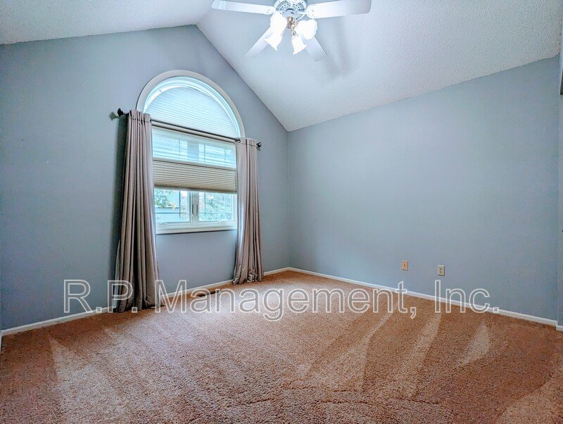 Beautiful 3bdrm 2bath multi level home on a culdesac property image