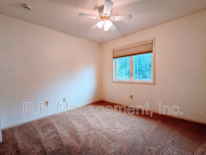 Beautiful 3bdrm 2bath multi level home on a culdesac property image