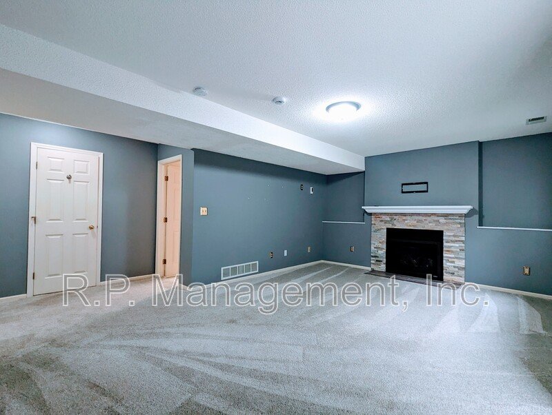 Beautiful 3bdrm 2bath multi level home on a culdesac property image