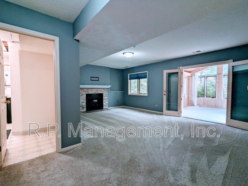 Beautiful 3bdrm 2bath multi level home on a culdesac property image