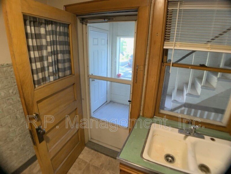 2 bedroom unit, near Lake Bde Maka Ska  Available now! property image