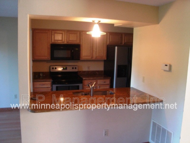3 Bedroom Townhome Eden Prairie. Available 8/1 property image