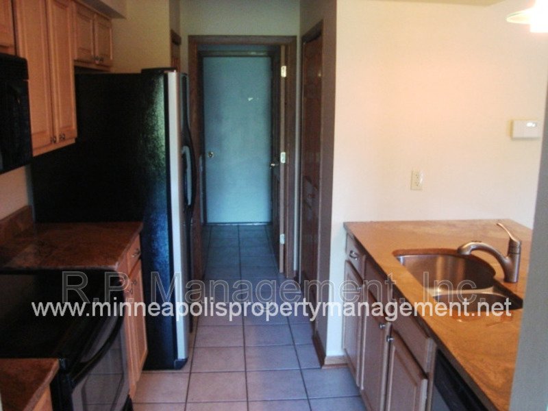 3 Bedroom Townhome Eden Prairie. Available 8/1 property image