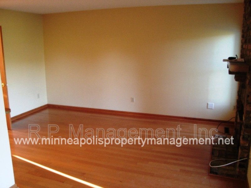 3 Bedroom Townhome Eden Prairie. Available 8/1 property image