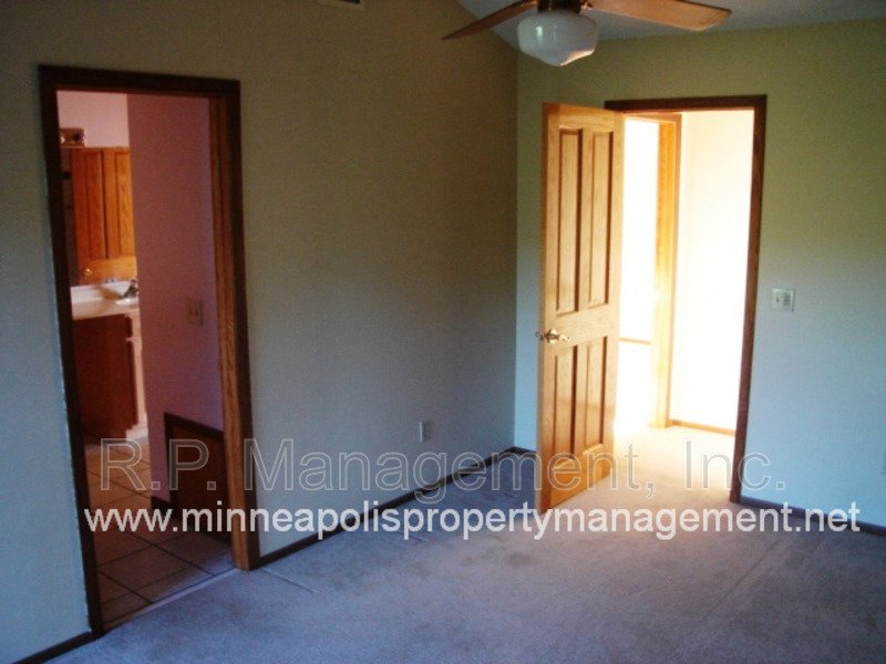 3 Bedroom Townhome Eden Prairie. Available 8/1 property image
