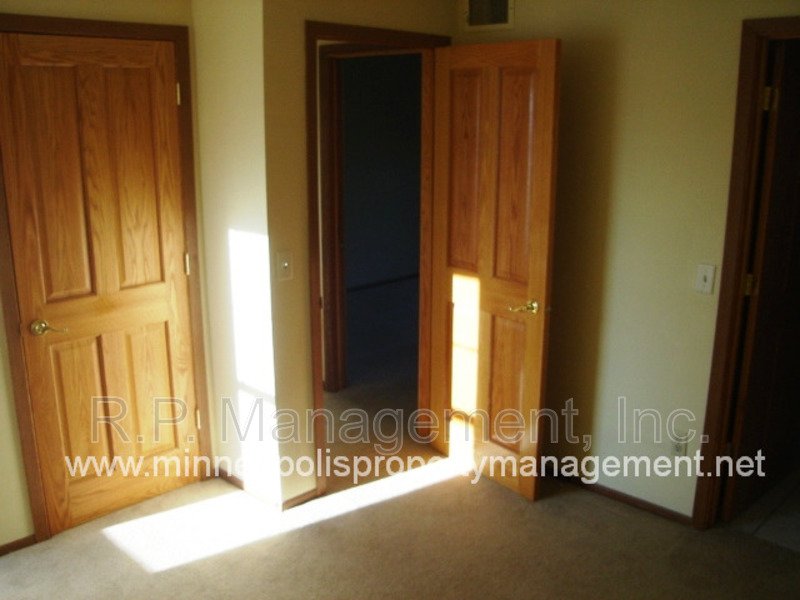 3 Bedroom Townhome Eden Prairie. Available 8/1 property image