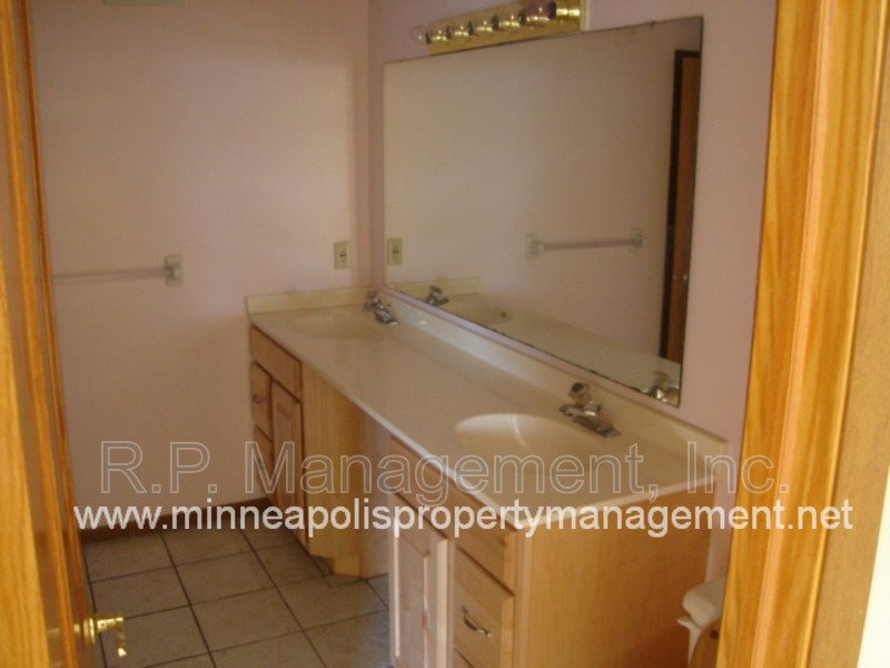 3 Bedroom Townhome Eden Prairie. Available 8/1 property image