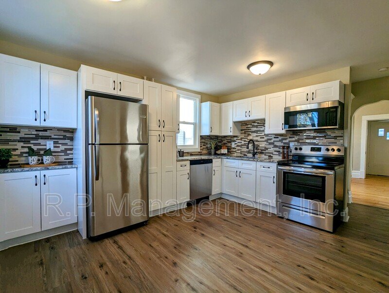 Remodeled 3bdrm 1bath with a 4 seasons porch 6/1 property image