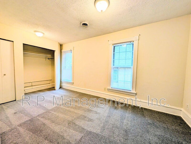 Great NE location upper level duplex 2bdrm 1bath property image
