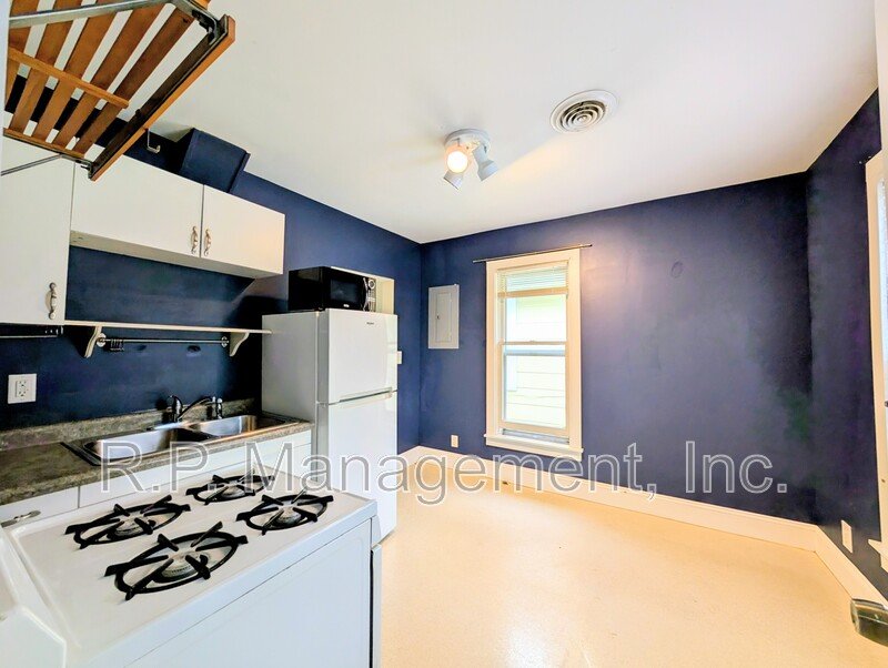 Great NE location upper level duplex 2bdrm 1bath property image