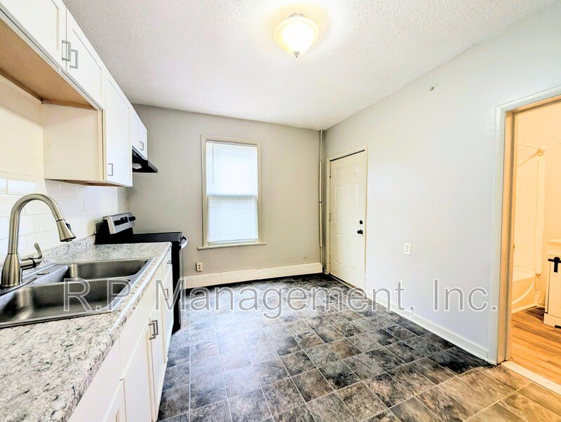 Updated 3bdrm 1bath in a 4-plex prime location! property image