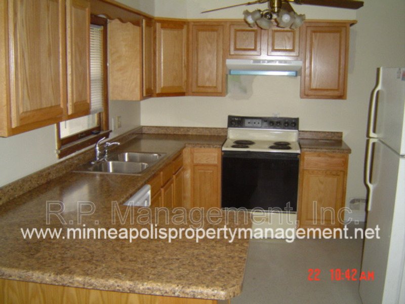 4 Bedroom Rambler in Roseville.  Available 6/14/26 property image