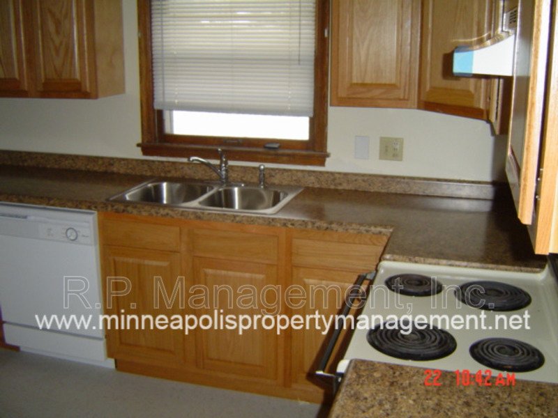 4 Bedroom Rambler in Roseville.  Available 6/14/26 property image