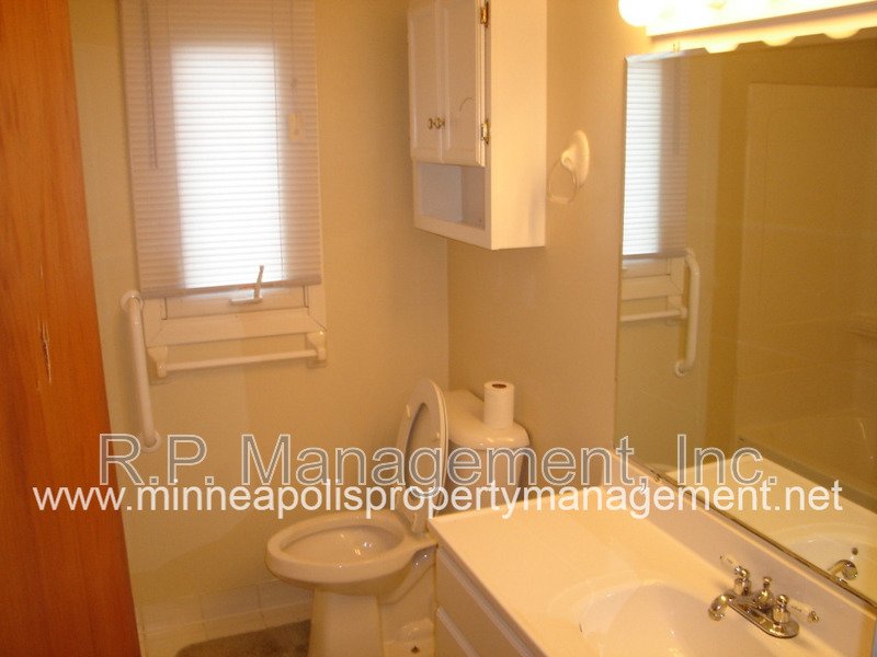 4 Bedroom Rambler in Roseville.  Available 6/14/26 property image