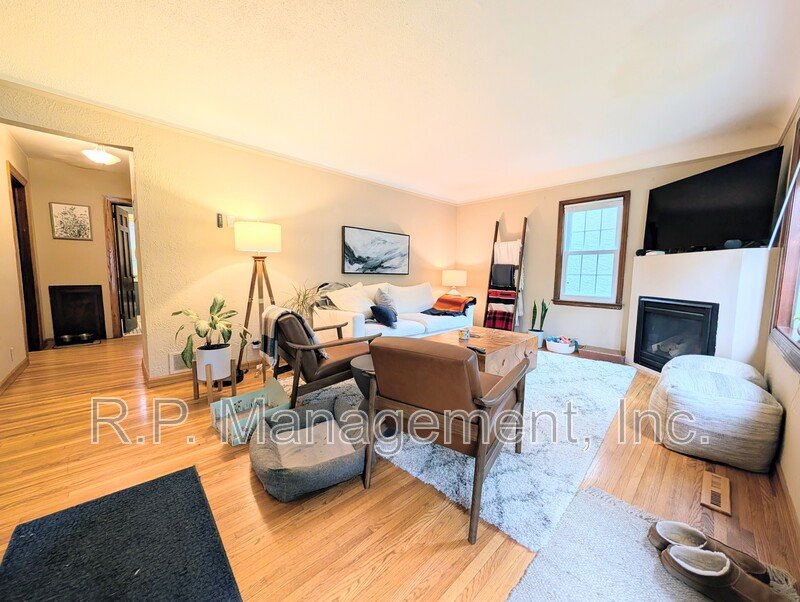 Updated 4bedroomm 2bath with amenities  Available 8/1 property image