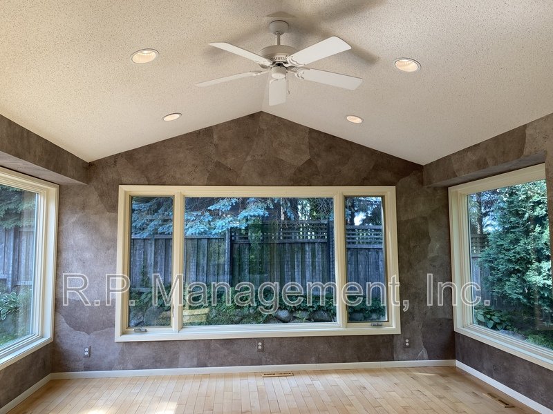 4BR/5BA 4,020 SF Minnetonka Home! property image