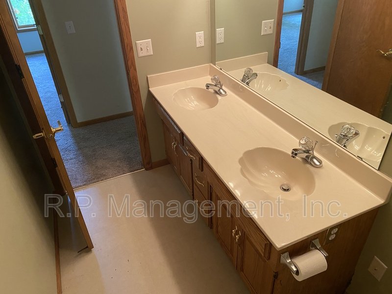 4BR/5BA 4,020 SF Minnetonka Home! property image