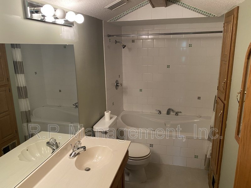 4BR/5BA 4,020 SF Minnetonka Home! property image